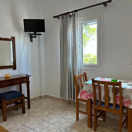 Green Parrot Apartments Fratsia Exterior photo
